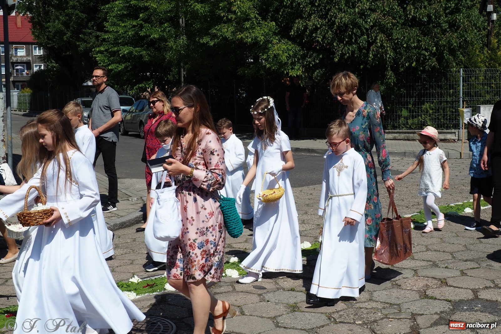 Zdjęcie w galerii na portalu naszraciborz.pl: Słoneczna trasa Bożego Ciała w parafii NSPJ w Raciborzu wiadomości z regionu