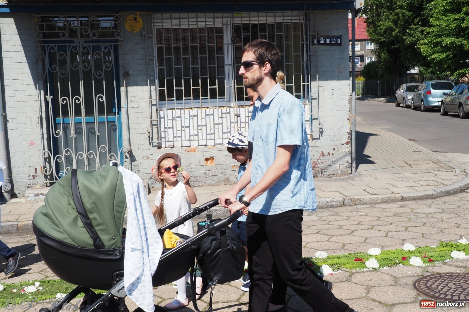 Zdjęcie w galerii na portalu naszraciborz.pl: Słoneczna trasa Bożego Ciała w parafii NSPJ w Raciborzu wiadomości z regionu
