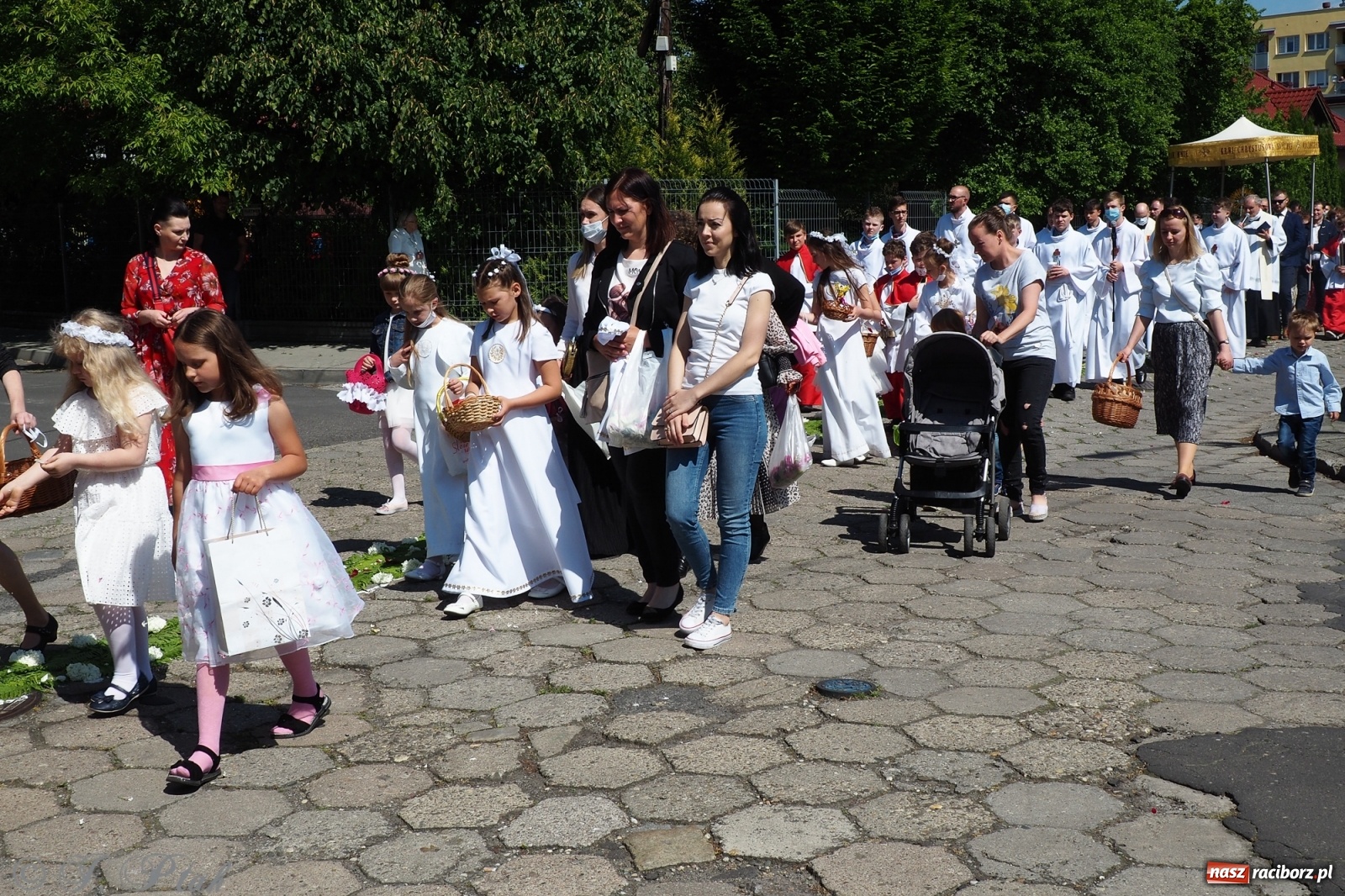 Zdjęcie w galerii na portalu naszraciborz.pl: Słoneczna trasa Bożego Ciała w parafii NSPJ w Raciborzu wiadomości z regionu