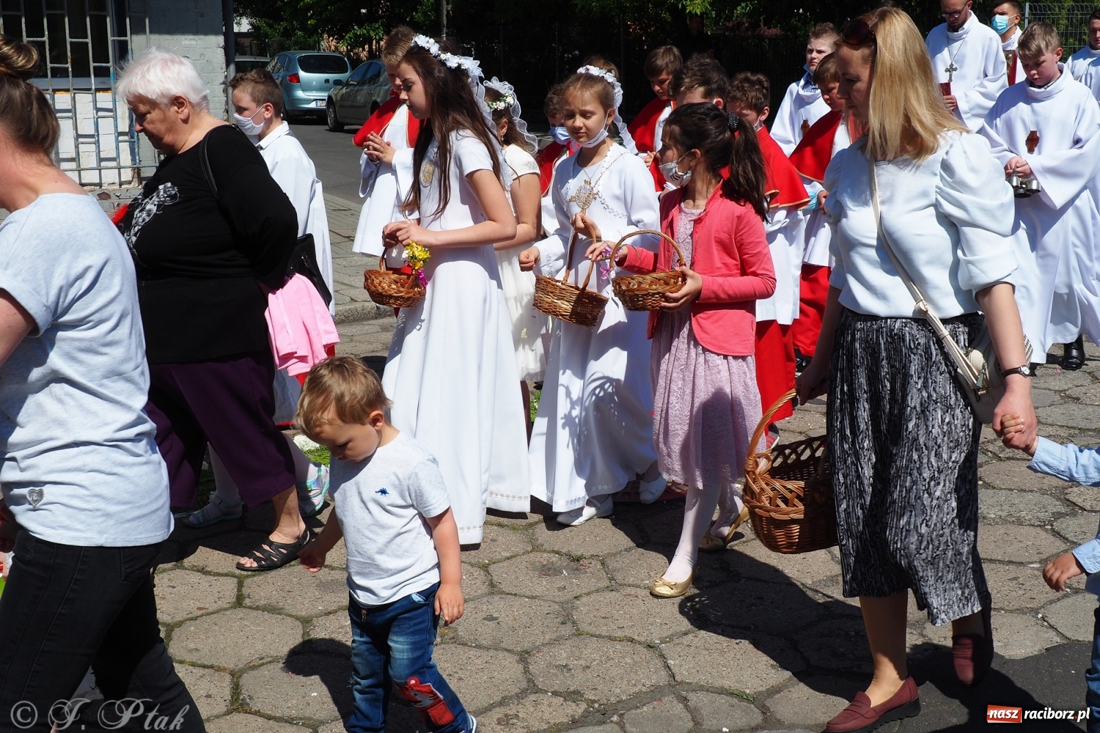 Zdjęcie w galerii na portalu naszraciborz.pl: Słoneczna trasa Bożego Ciała w parafii NSPJ w Raciborzu wiadomości z regionu