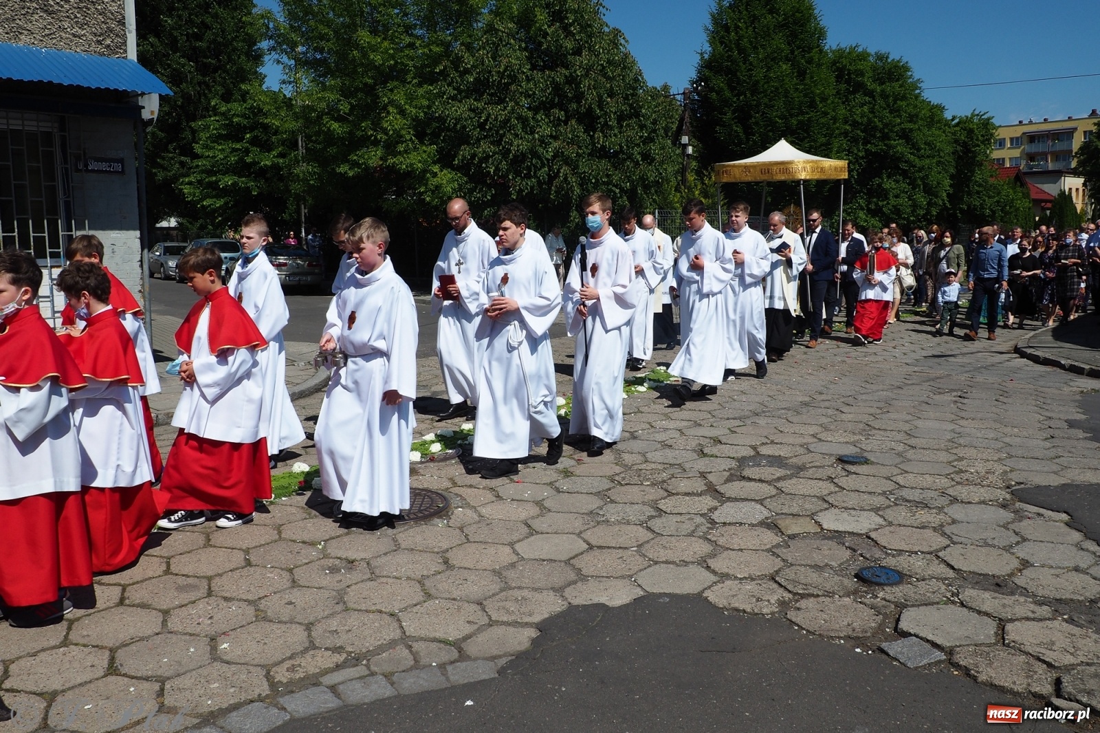 Zdjęcie w galerii na portalu naszraciborz.pl: Słoneczna trasa Bożego Ciała w parafii NSPJ w Raciborzu wiadomości z regionu