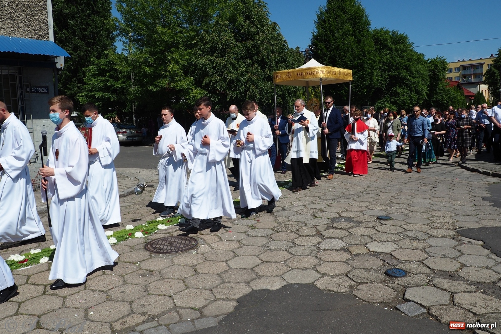 Zdjęcie w galerii na portalu naszraciborz.pl: Słoneczna trasa Bożego Ciała w parafii NSPJ w Raciborzu wiadomości z regionu