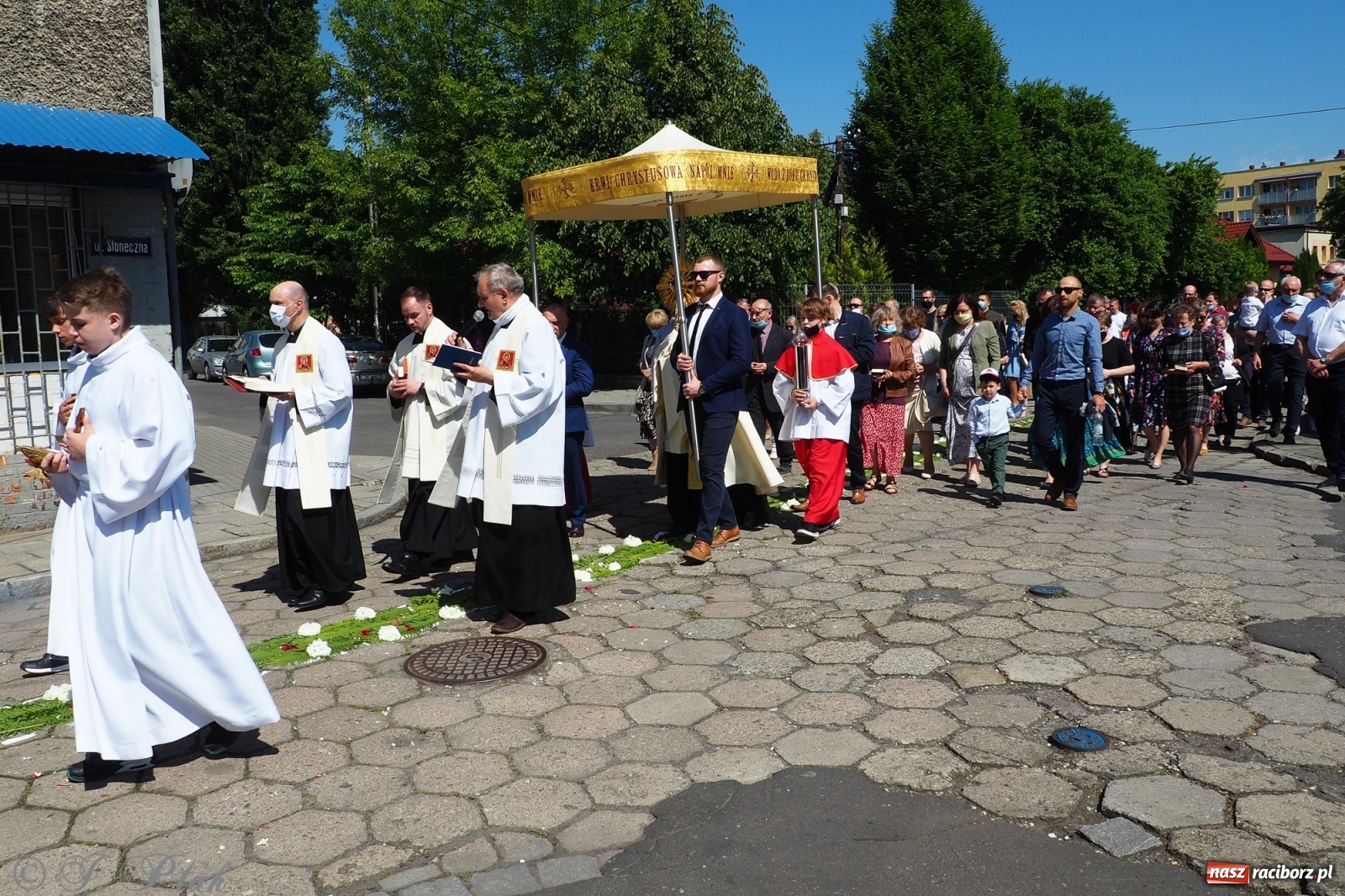 Zdjęcie w galerii na portalu naszraciborz.pl: Słoneczna trasa Bożego Ciała w parafii NSPJ w Raciborzu wiadomości z regionu