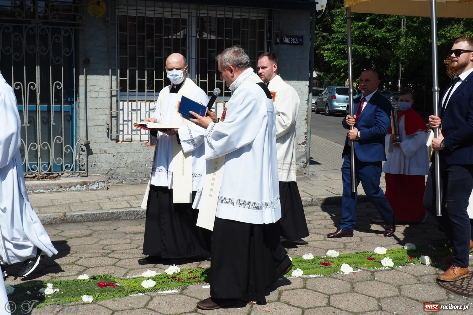 Zdjęcie w galerii na portalu naszraciborz.pl: Słoneczna trasa Bożego Ciała w parafii NSPJ w Raciborzu wiadomości z regionu