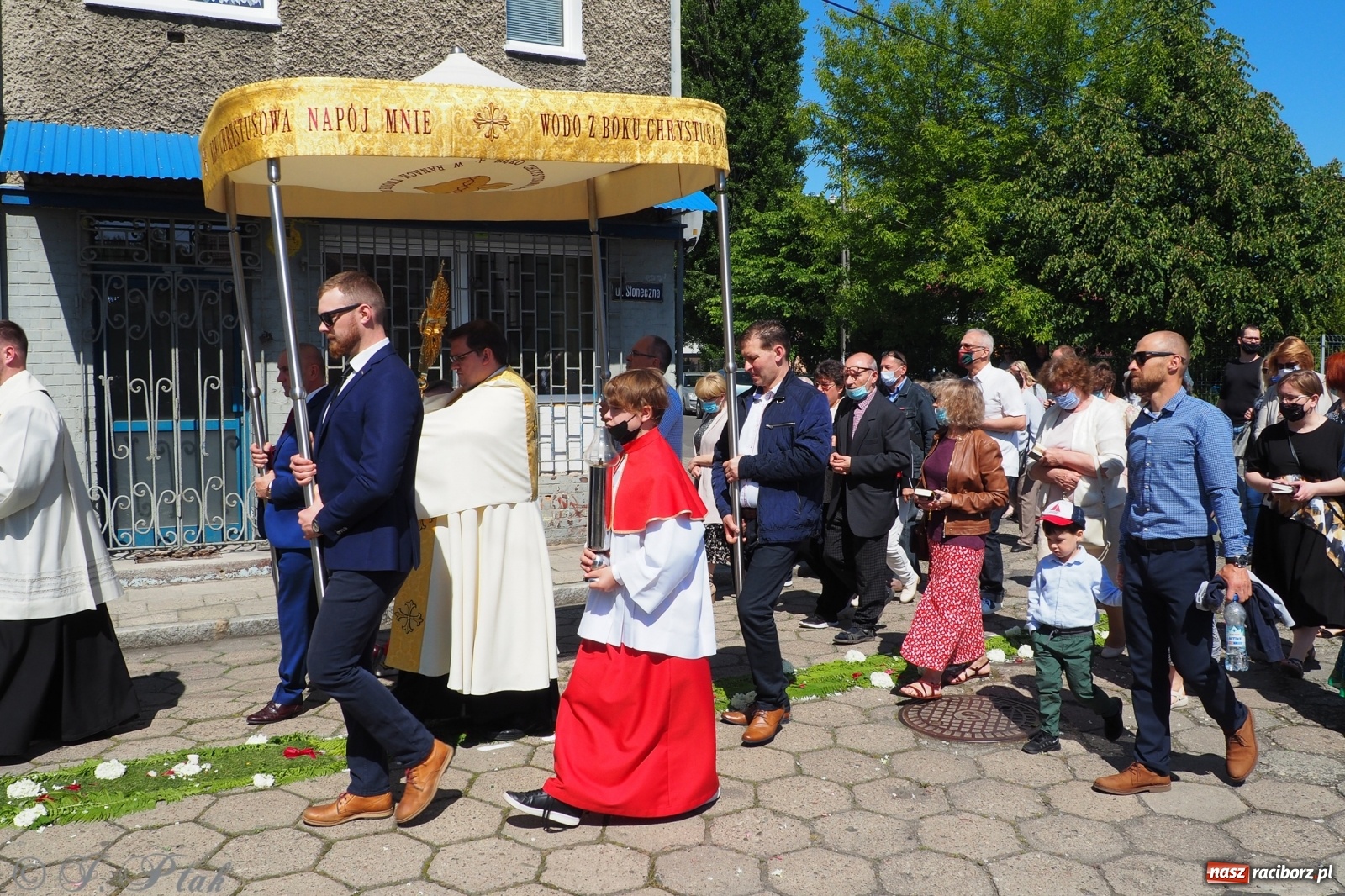 Zdjęcie w galerii na portalu naszraciborz.pl: Słoneczna trasa Bożego Ciała w parafii NSPJ w Raciborzu wiadomości z regionu