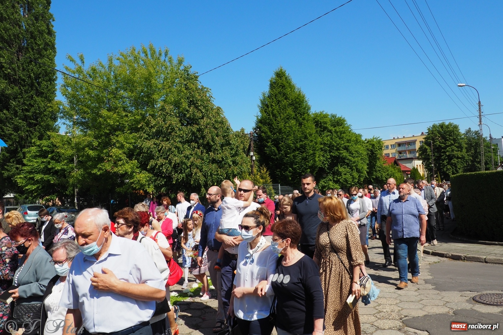 Zdjęcie w galerii na portalu naszraciborz.pl: Słoneczna trasa Bożego Ciała w parafii NSPJ w Raciborzu wiadomości z regionu