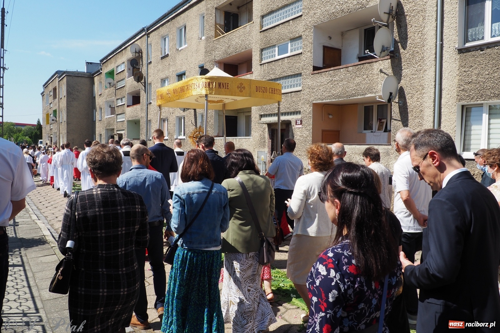 Zdjęcie w galerii na portalu naszraciborz.pl: Słoneczna trasa Bożego Ciała w parafii NSPJ w Raciborzu wiadomości z regionu