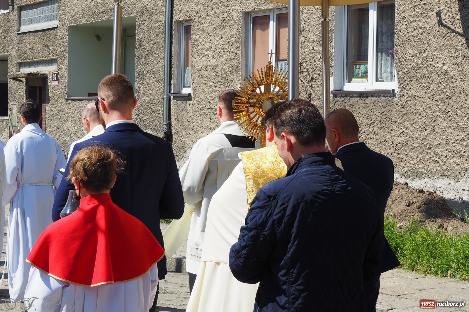 Zdjęcie w galerii na portalu naszraciborz.pl: Słoneczna trasa Bożego Ciała w parafii NSPJ w Raciborzu wiadomości z regionu