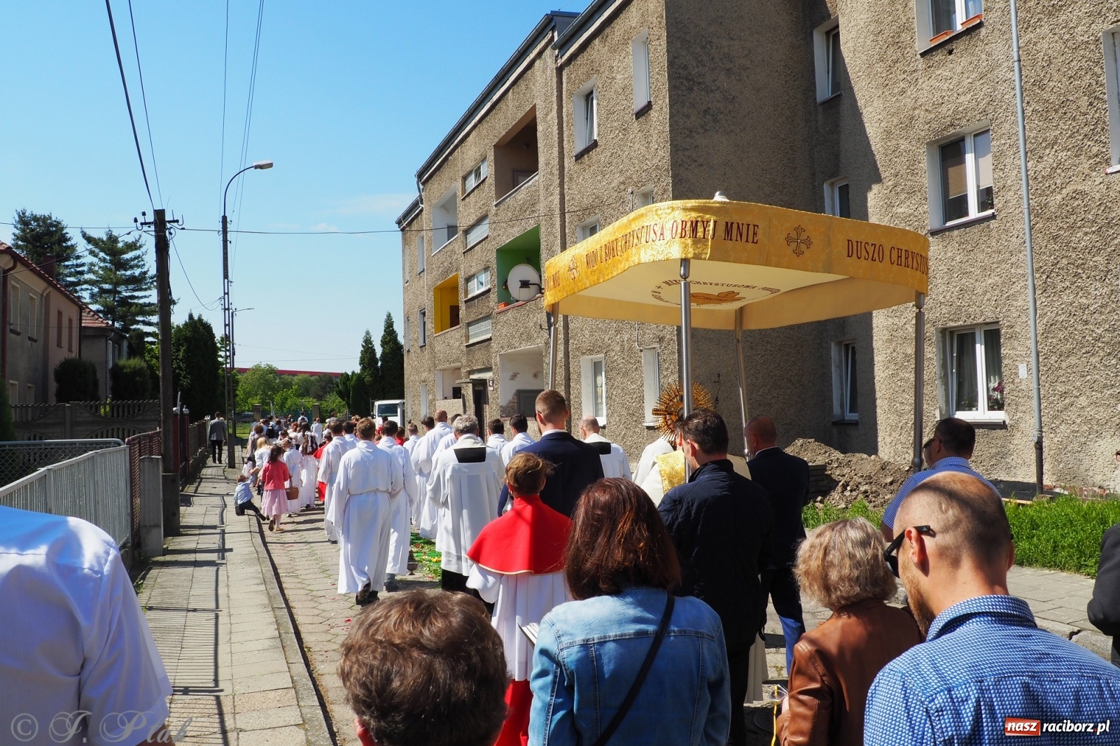 Zdjęcie w galerii na portalu naszraciborz.pl: Słoneczna trasa Bożego Ciała w parafii NSPJ w Raciborzu wiadomości z regionu