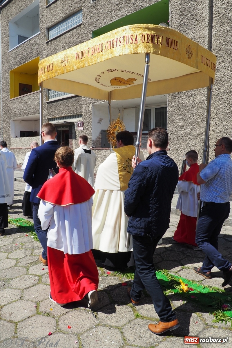 Zdjęcie w galerii na portalu naszraciborz.pl: Słoneczna trasa Bożego Ciała w parafii NSPJ w Raciborzu wiadomości z regionu