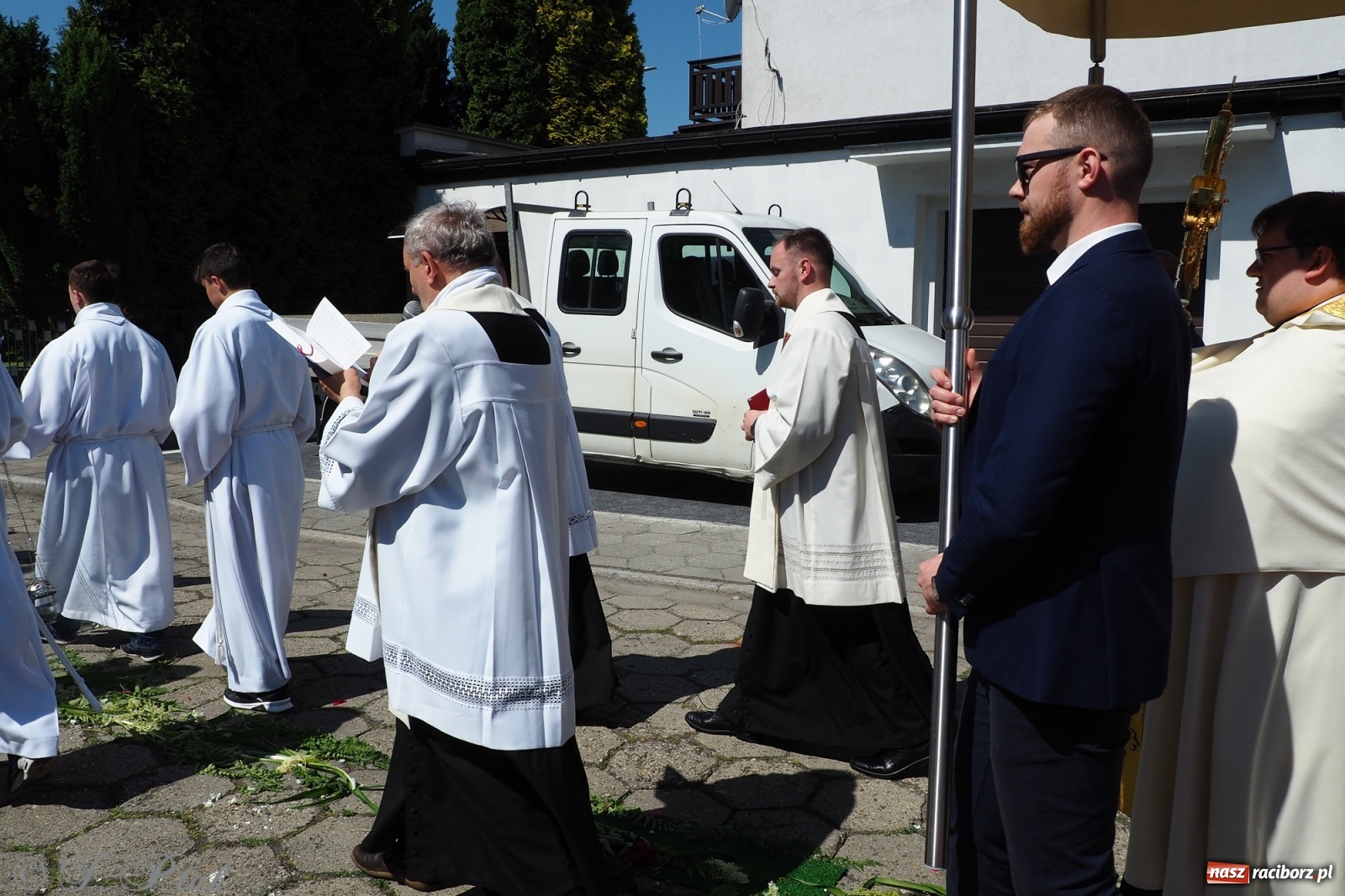 Zdjęcie w galerii na portalu naszraciborz.pl: Słoneczna trasa Bożego Ciała w parafii NSPJ w Raciborzu wiadomości z regionu