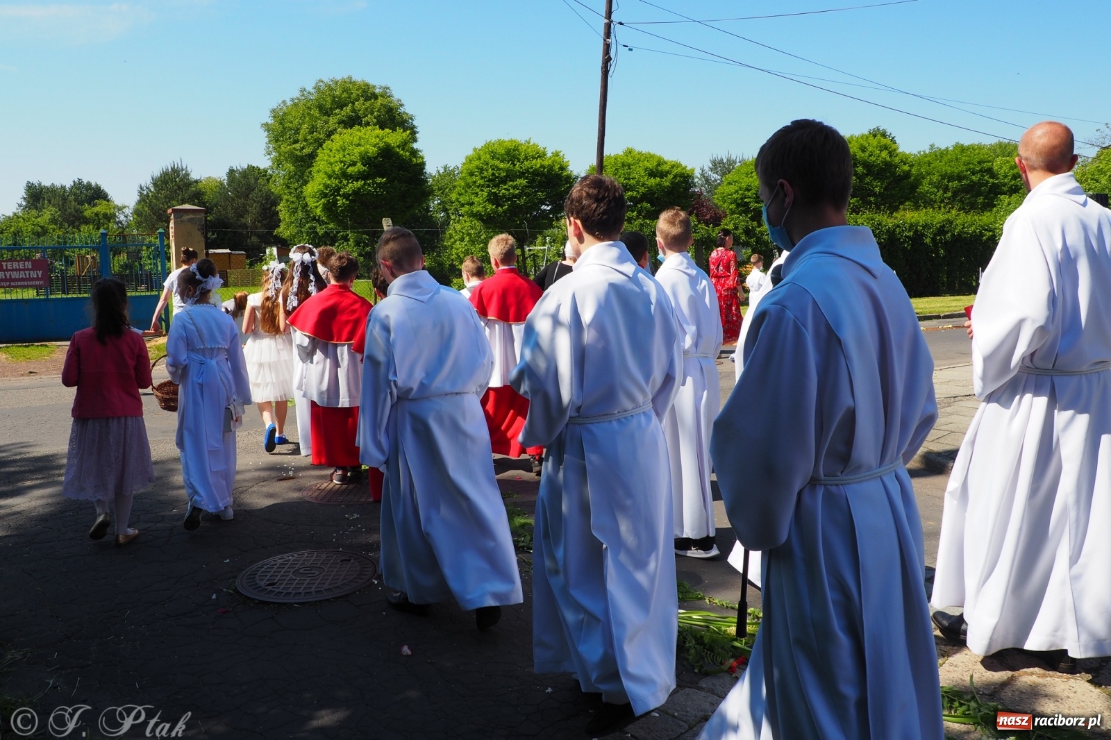Zdjęcie w galerii na portalu naszraciborz.pl: Słoneczna trasa Bożego Ciała w parafii NSPJ w Raciborzu wiadomości z regionu