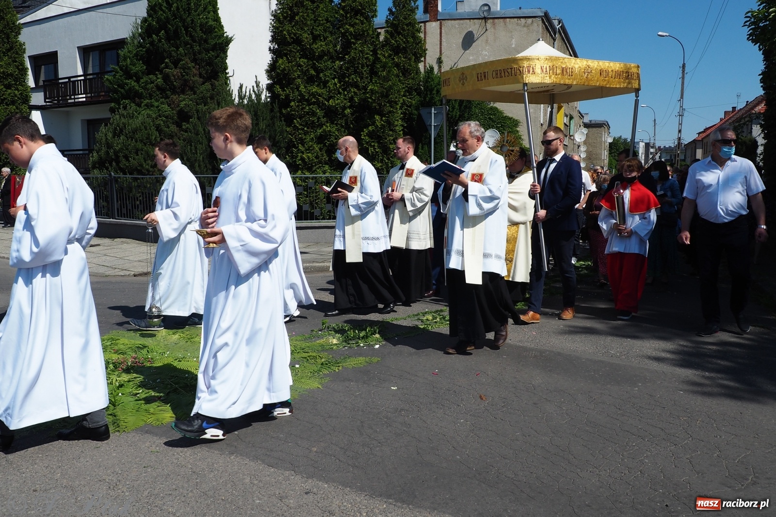 Zdjęcie w galerii na portalu naszraciborz.pl: Słoneczna trasa Bożego Ciała w parafii NSPJ w Raciborzu wiadomości z regionu