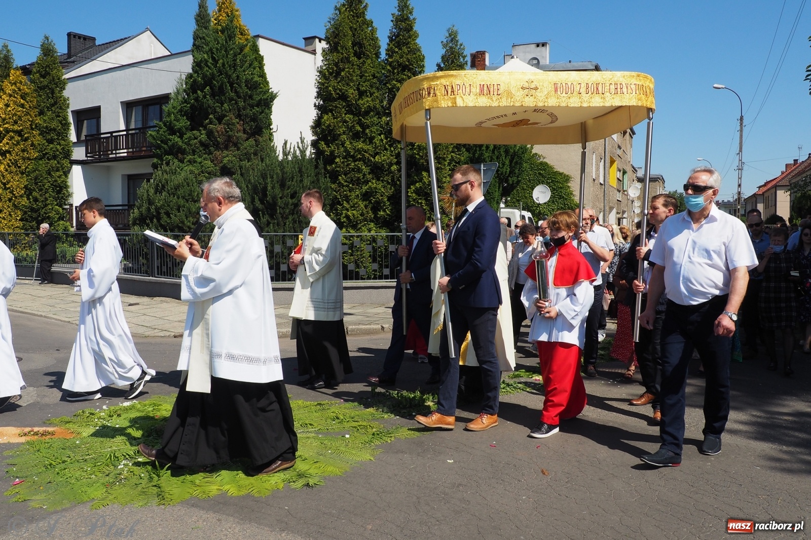 Zdjęcie w galerii na portalu naszraciborz.pl: Słoneczna trasa Bożego Ciała w parafii NSPJ w Raciborzu wiadomości z regionu