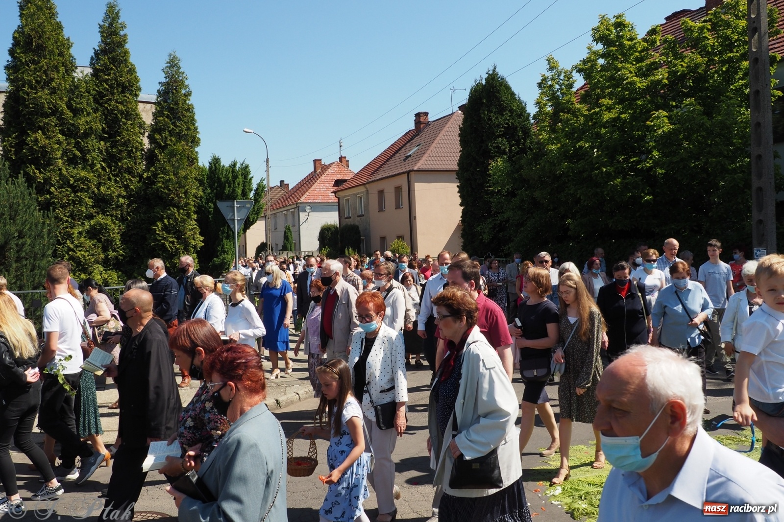 Zdjęcie w galerii na portalu naszraciborz.pl: Słoneczna trasa Bożego Ciała w parafii NSPJ w Raciborzu wiadomości z regionu