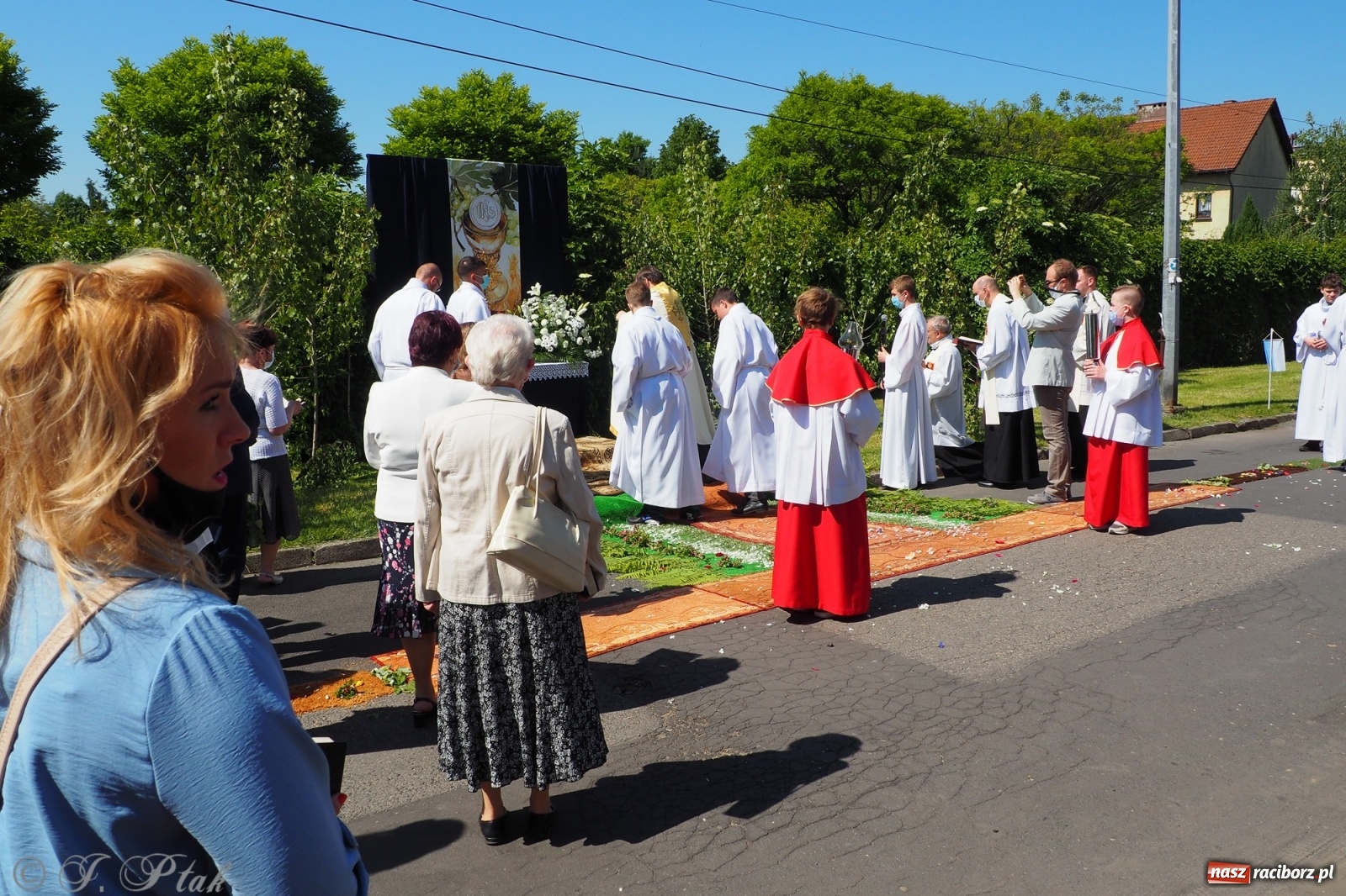 Zdjęcie w galerii na portalu naszraciborz.pl: Słoneczna trasa Bożego Ciała w parafii NSPJ w Raciborzu wiadomości z regionu