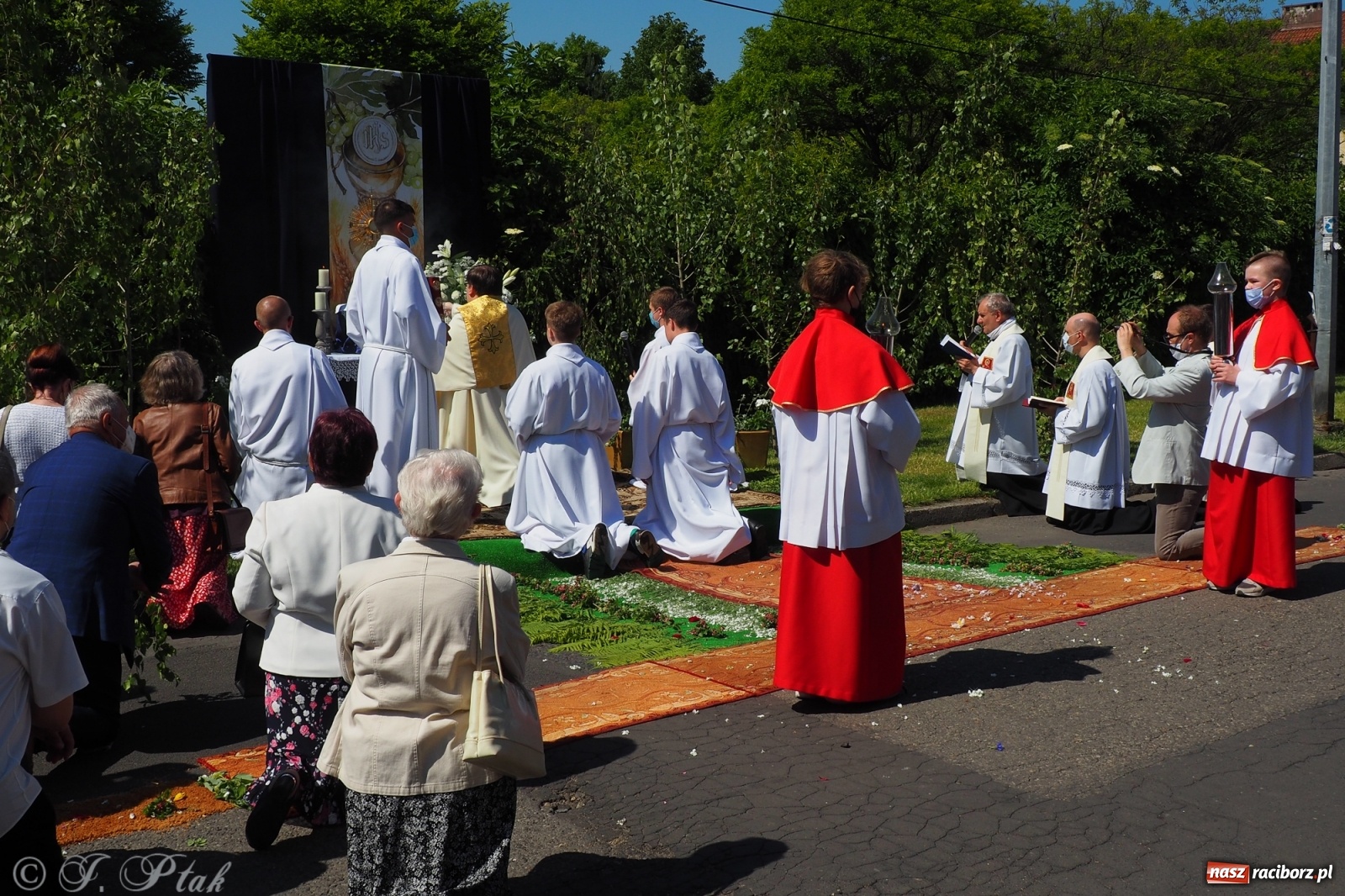 Zdjęcie w galerii na portalu naszraciborz.pl: Słoneczna trasa Bożego Ciała w parafii NSPJ w Raciborzu wiadomości z regionu