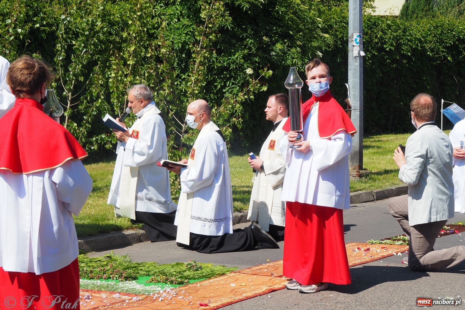 Zdjęcie w galerii na portalu naszraciborz.pl: Słoneczna trasa Bożego Ciała w parafii NSPJ w Raciborzu wiadomości z regionu