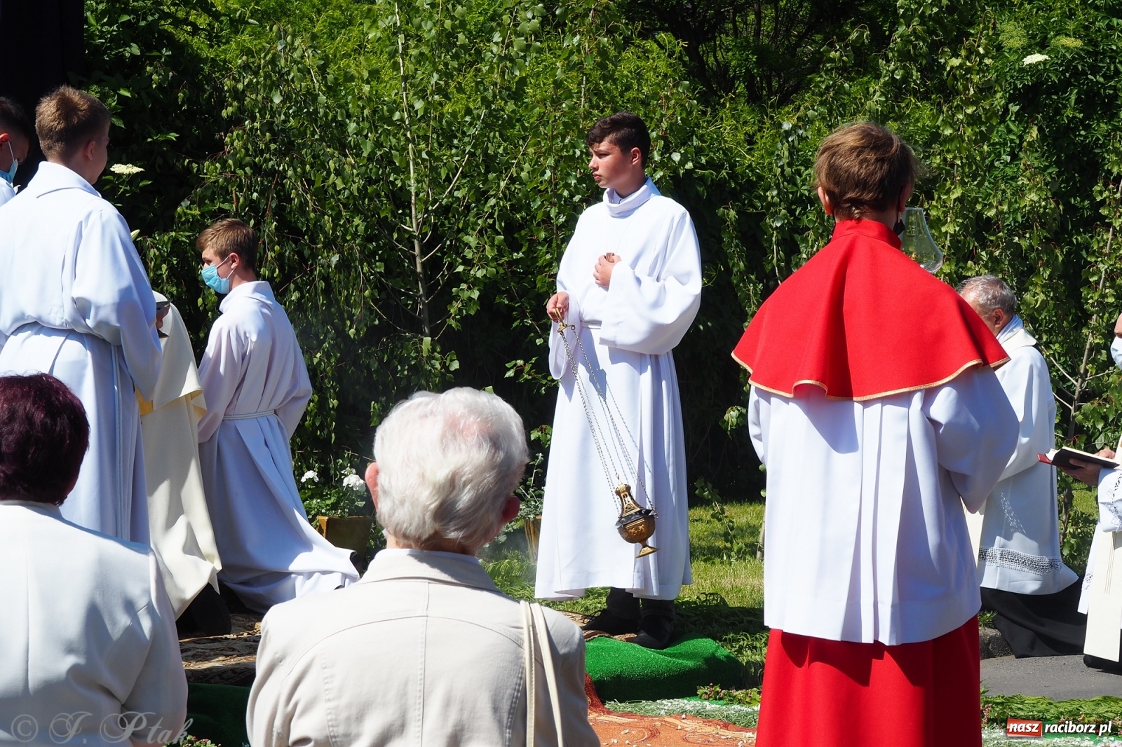 Zdjęcie w galerii na portalu naszraciborz.pl: Słoneczna trasa Bożego Ciała w parafii NSPJ w Raciborzu wiadomości z regionu