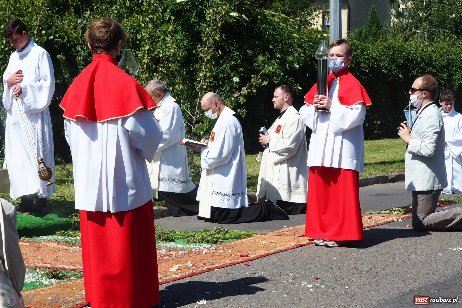 Zdjęcie w galerii na portalu naszraciborz.pl: Słoneczna trasa Bożego Ciała w parafii NSPJ w Raciborzu wiadomości z regionu