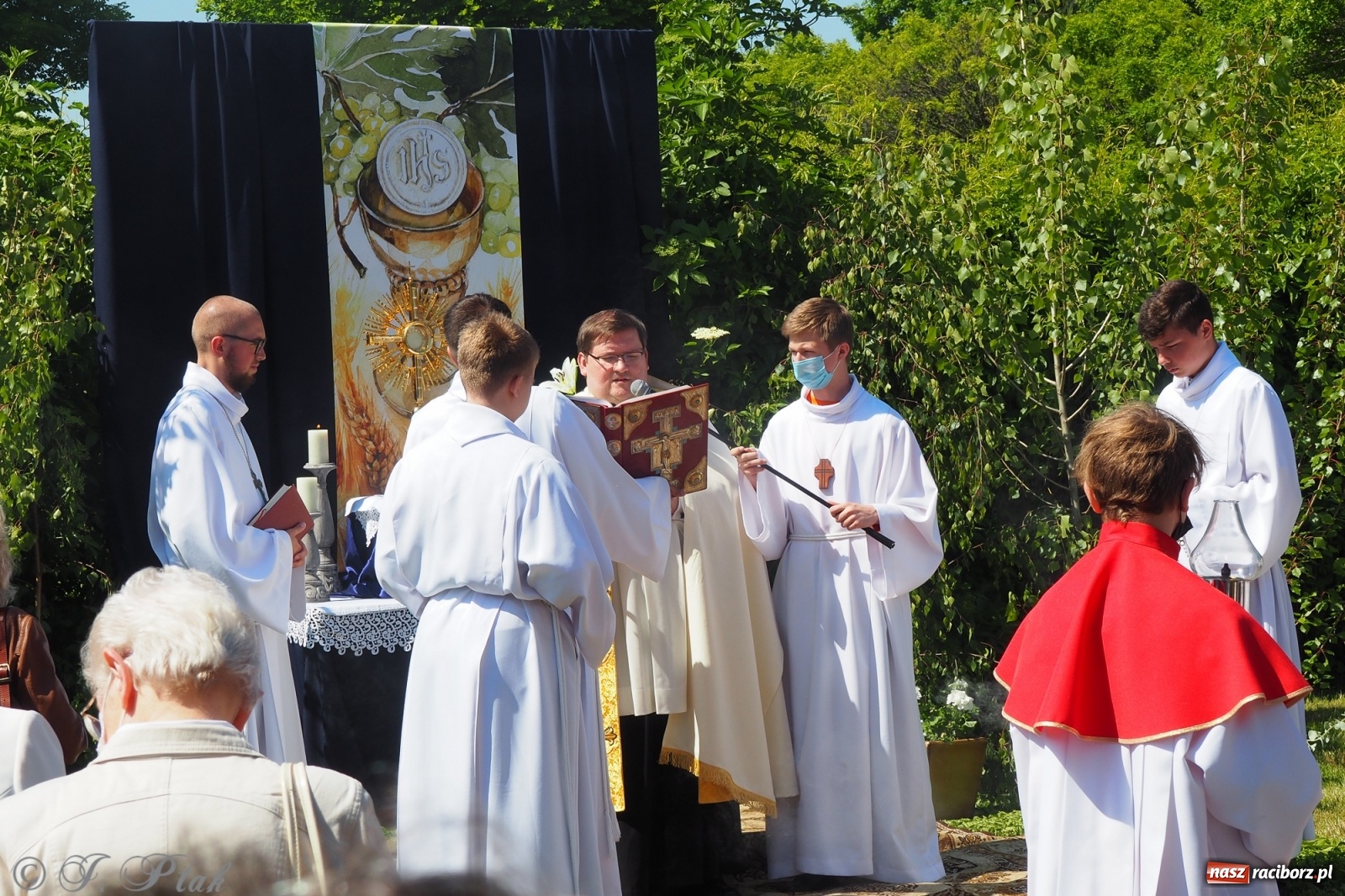 Zdjęcie w galerii na portalu naszraciborz.pl: Słoneczna trasa Bożego Ciała w parafii NSPJ w Raciborzu wiadomości z regionu