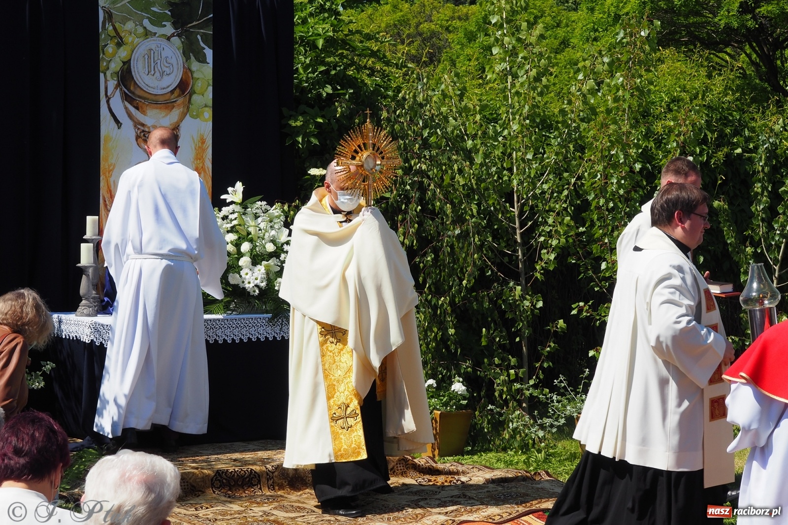 Zdjęcie w galerii na portalu naszraciborz.pl: Słoneczna trasa Bożego Ciała w parafii NSPJ w Raciborzu wiadomości z regionu