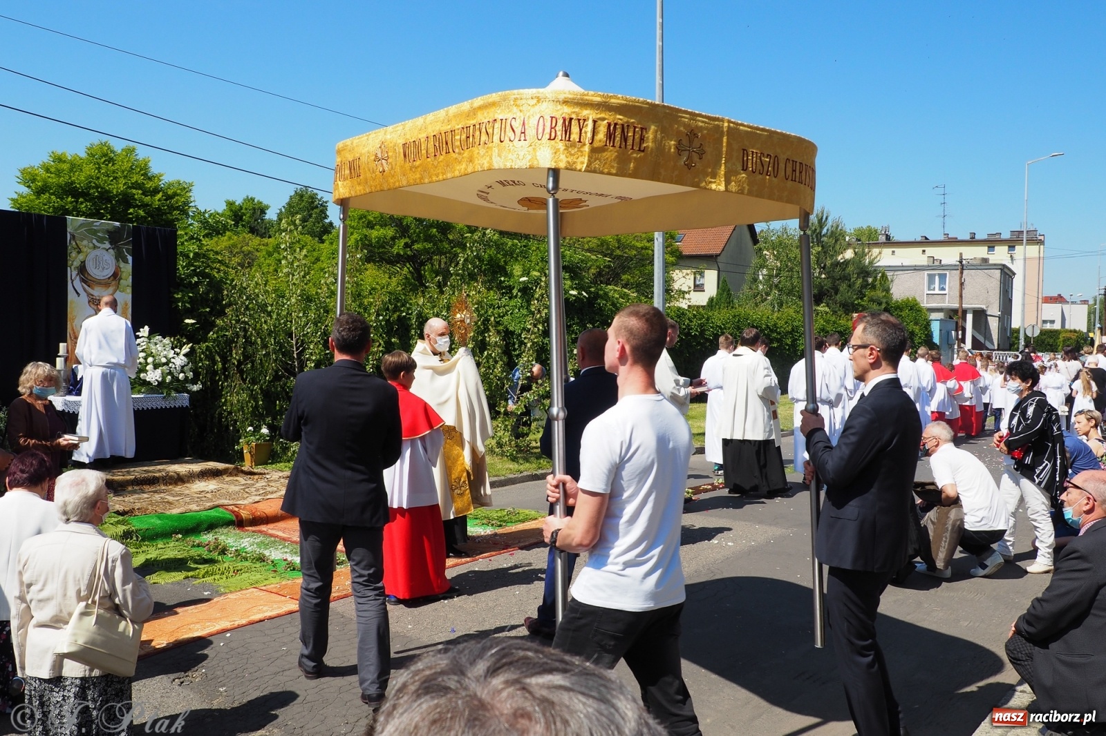 Zdjęcie w galerii na portalu naszraciborz.pl: Słoneczna trasa Bożego Ciała w parafii NSPJ w Raciborzu wiadomości z regionu