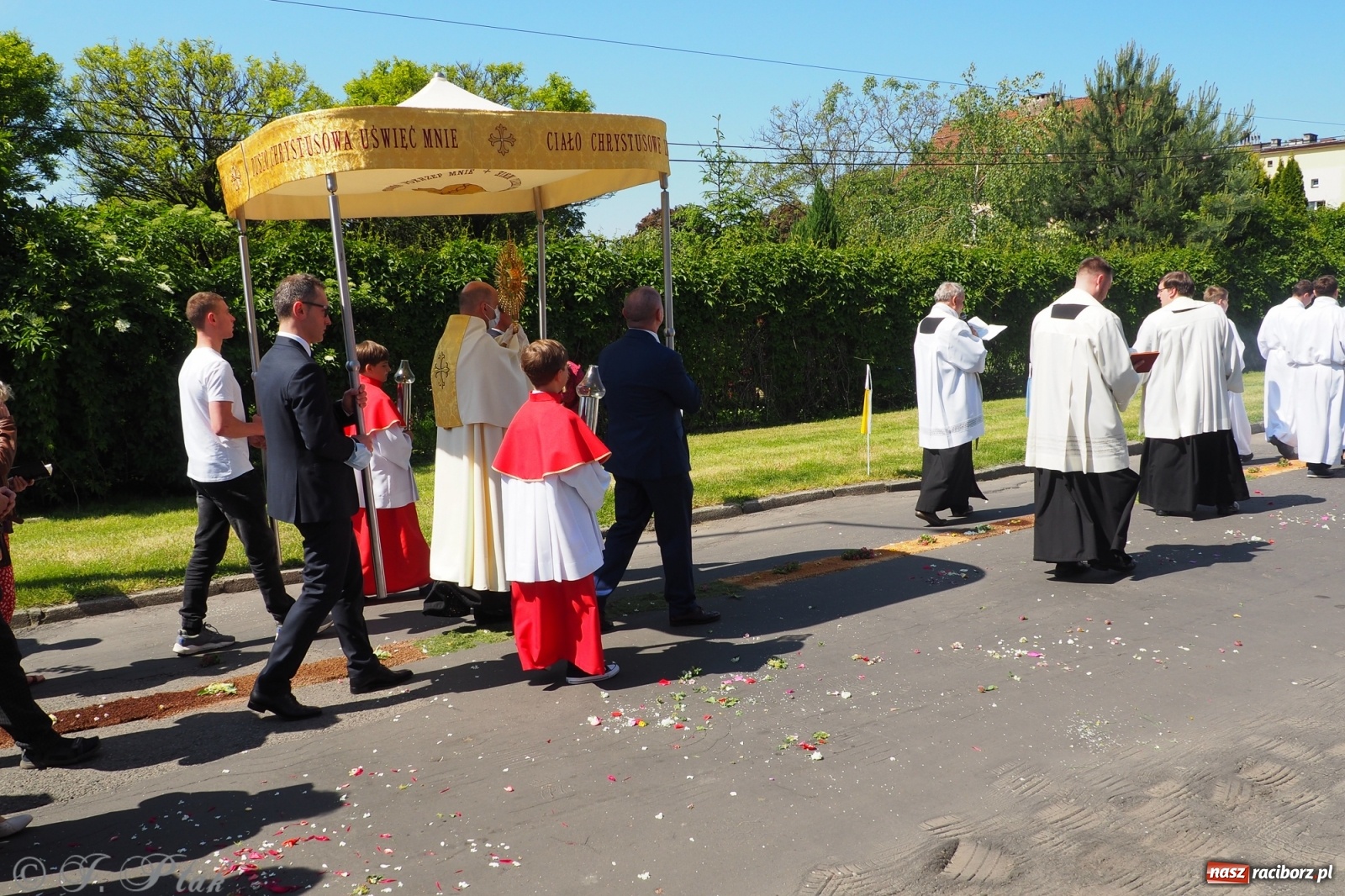 Zdjęcie w galerii na portalu naszraciborz.pl: Słoneczna trasa Bożego Ciała w parafii NSPJ w Raciborzu wiadomości z regionu