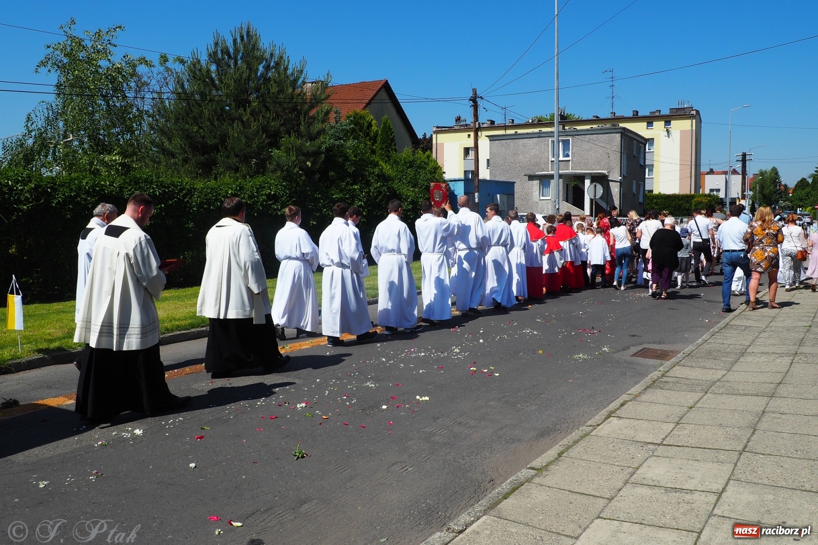 Zdjęcie w galerii na portalu naszraciborz.pl: Słoneczna trasa Bożego Ciała w parafii NSPJ w Raciborzu wiadomości z regionu