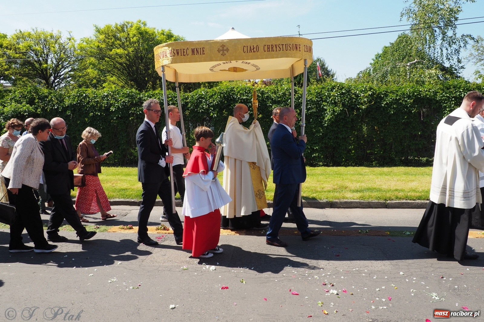 Zdjęcie w galerii na portalu naszraciborz.pl: Słoneczna trasa Bożego Ciała w parafii NSPJ w Raciborzu wiadomości z regionu