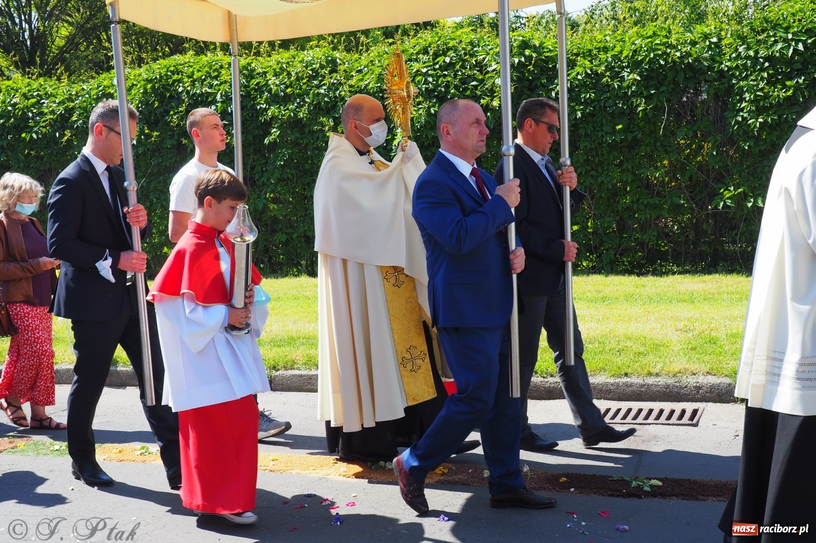 Zdjęcie w galerii na portalu naszraciborz.pl: Słoneczna trasa Bożego Ciała w parafii NSPJ w Raciborzu wiadomości z regionu