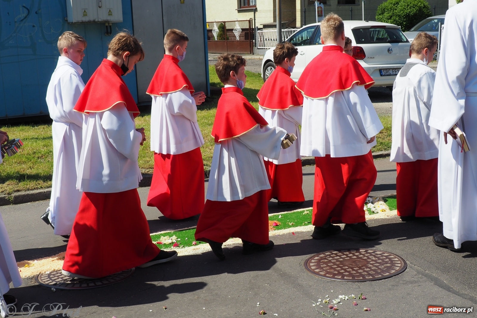 Zdjęcie w galerii na portalu naszraciborz.pl: Słoneczna trasa Bożego Ciała w parafii NSPJ w Raciborzu wiadomości z regionu