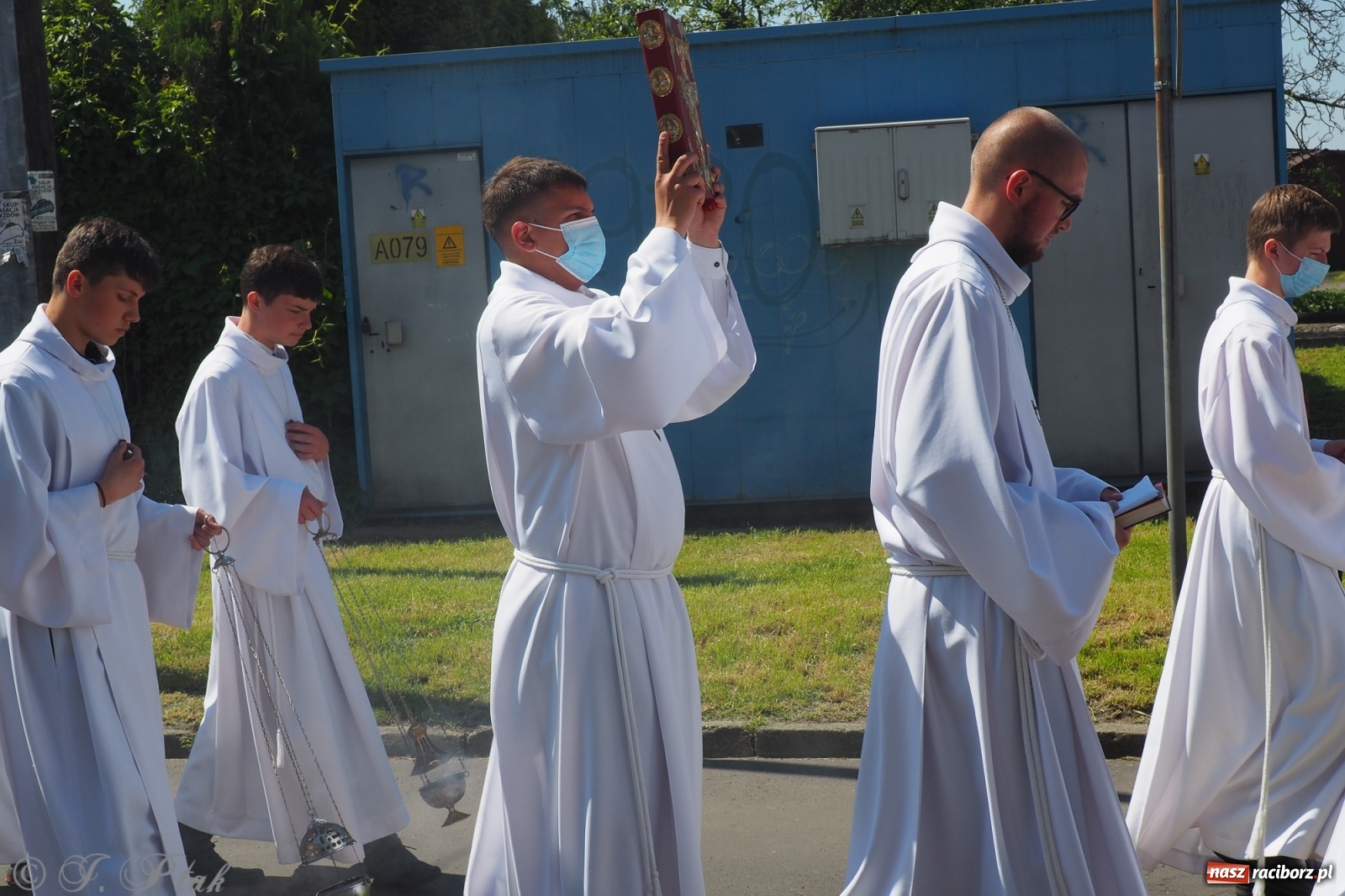 Zdjęcie w galerii na portalu naszraciborz.pl: Słoneczna trasa Bożego Ciała w parafii NSPJ w Raciborzu wiadomości z regionu