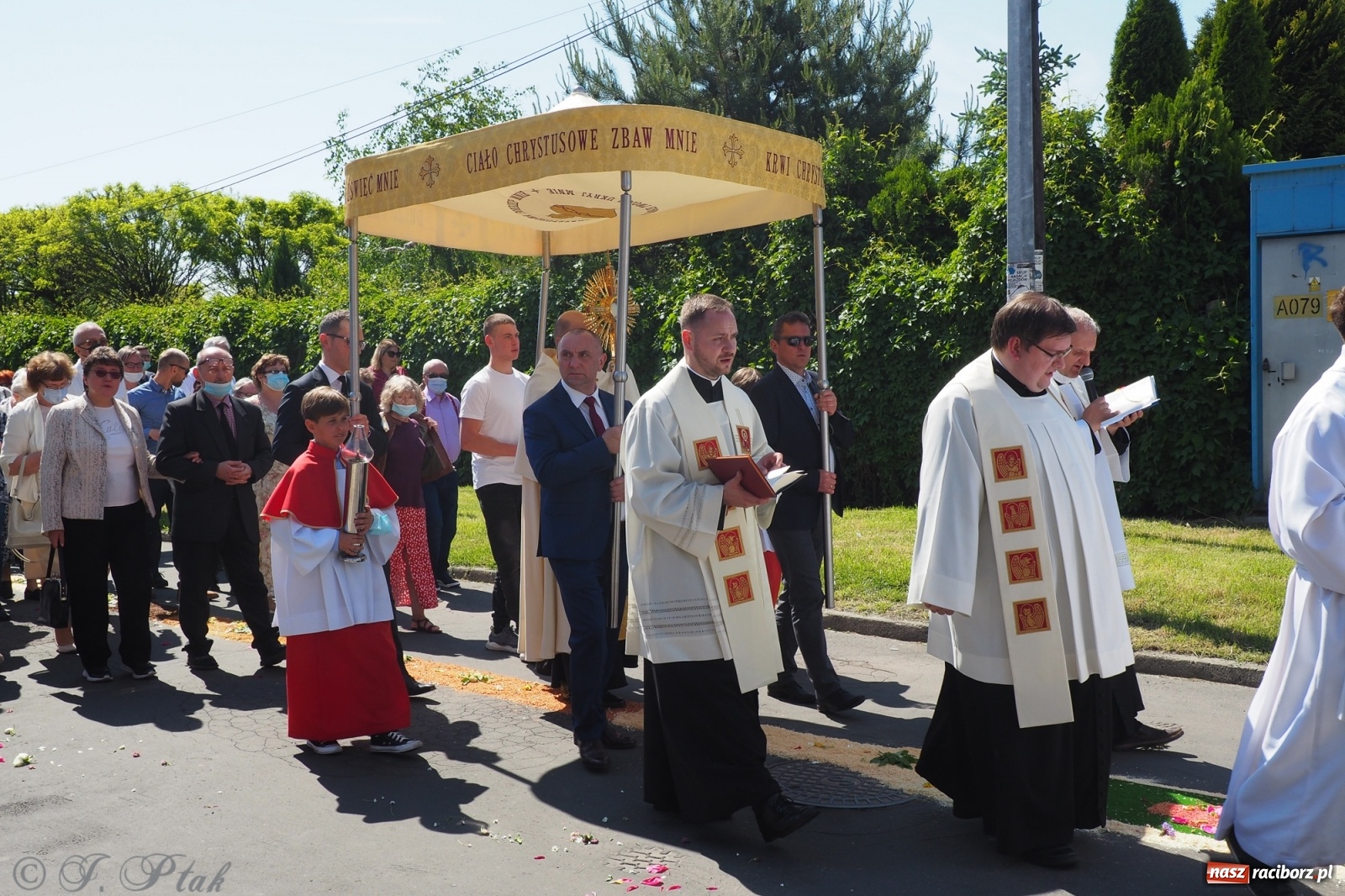 Zdjęcie w galerii na portalu naszraciborz.pl: Słoneczna trasa Bożego Ciała w parafii NSPJ w Raciborzu wiadomości z regionu