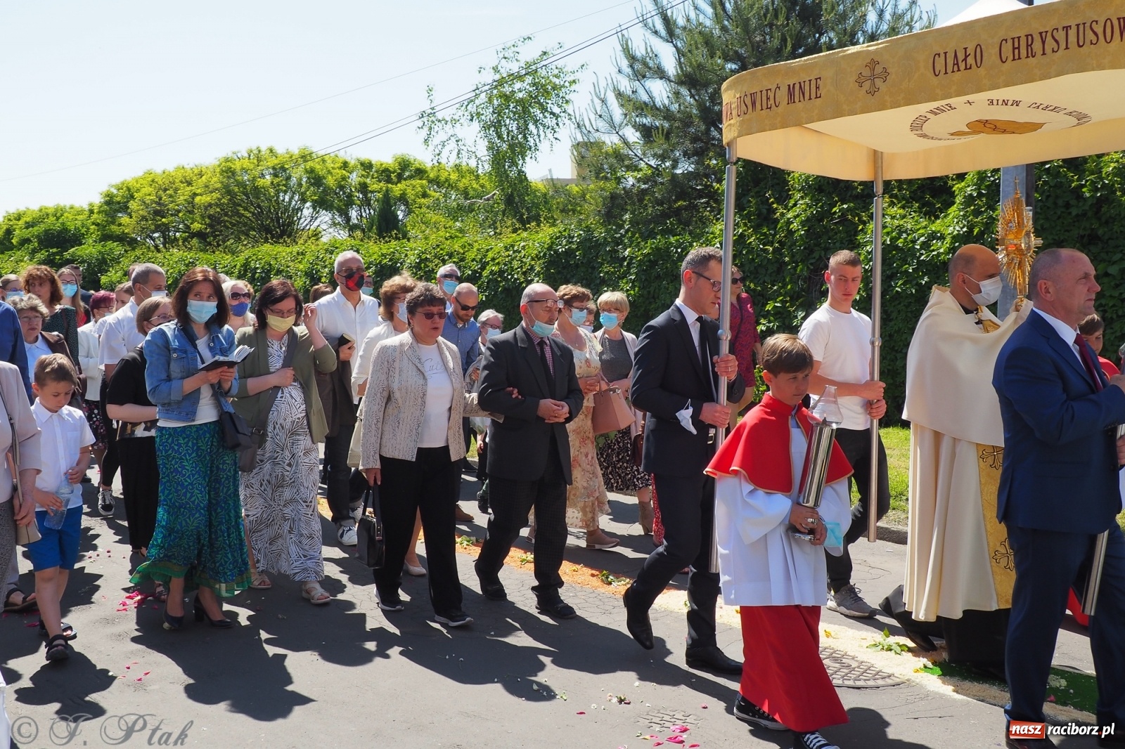 Zdjęcie w galerii na portalu naszraciborz.pl: Słoneczna trasa Bożego Ciała w parafii NSPJ w Raciborzu wiadomości z regionu