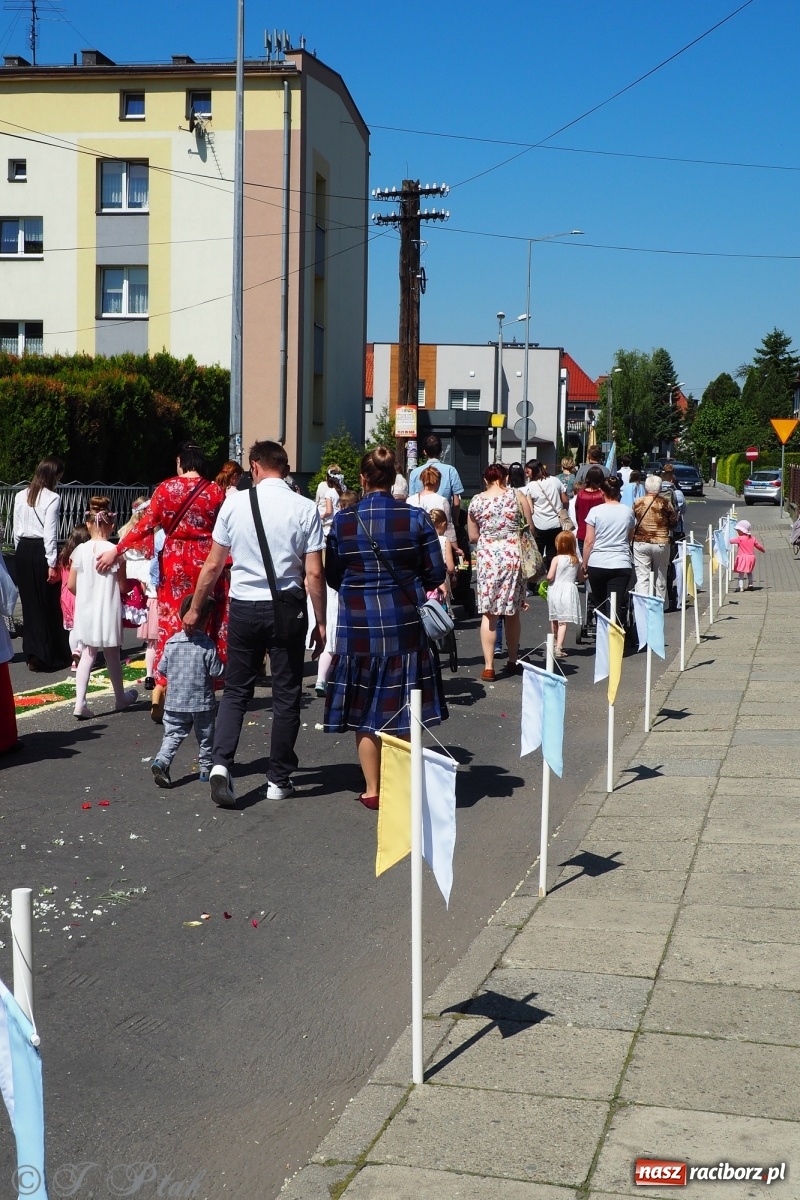 Zdjęcie w galerii na portalu naszraciborz.pl: Słoneczna trasa Bożego Ciała w parafii NSPJ w Raciborzu wiadomości z regionu