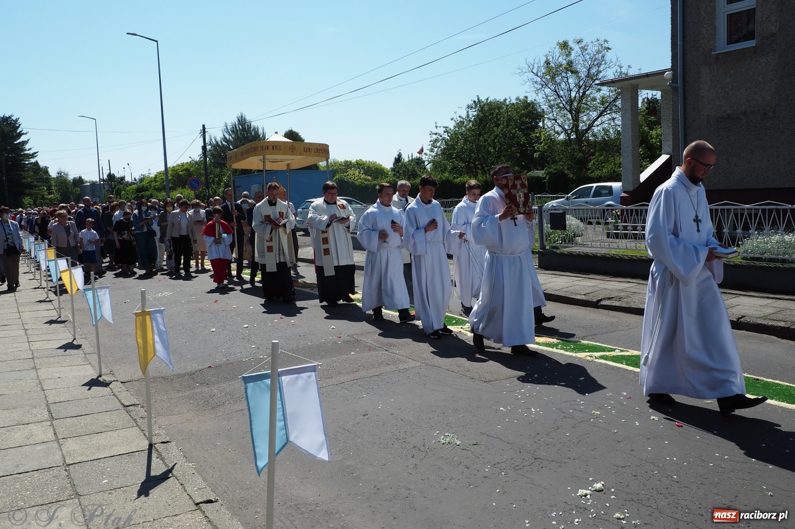 Zdjęcie w galerii na portalu naszraciborz.pl: Słoneczna trasa Bożego Ciała w parafii NSPJ w Raciborzu wiadomości z regionu