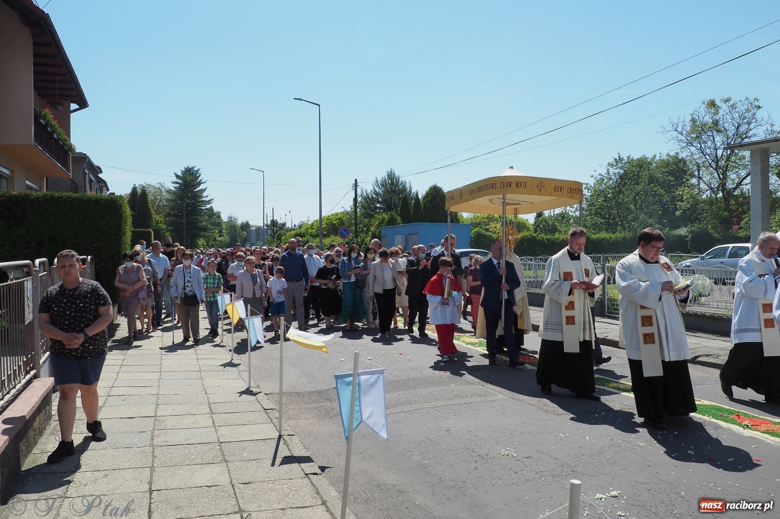 Zdjęcie w galerii na portalu naszraciborz.pl: Słoneczna trasa Bożego Ciała w parafii NSPJ w Raciborzu wiadomości z regionu