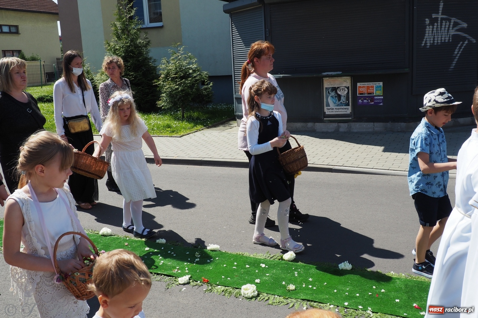 Zdjęcie w galerii na portalu naszraciborz.pl: Słoneczna trasa Bożego Ciała w parafii NSPJ w Raciborzu wiadomości z regionu