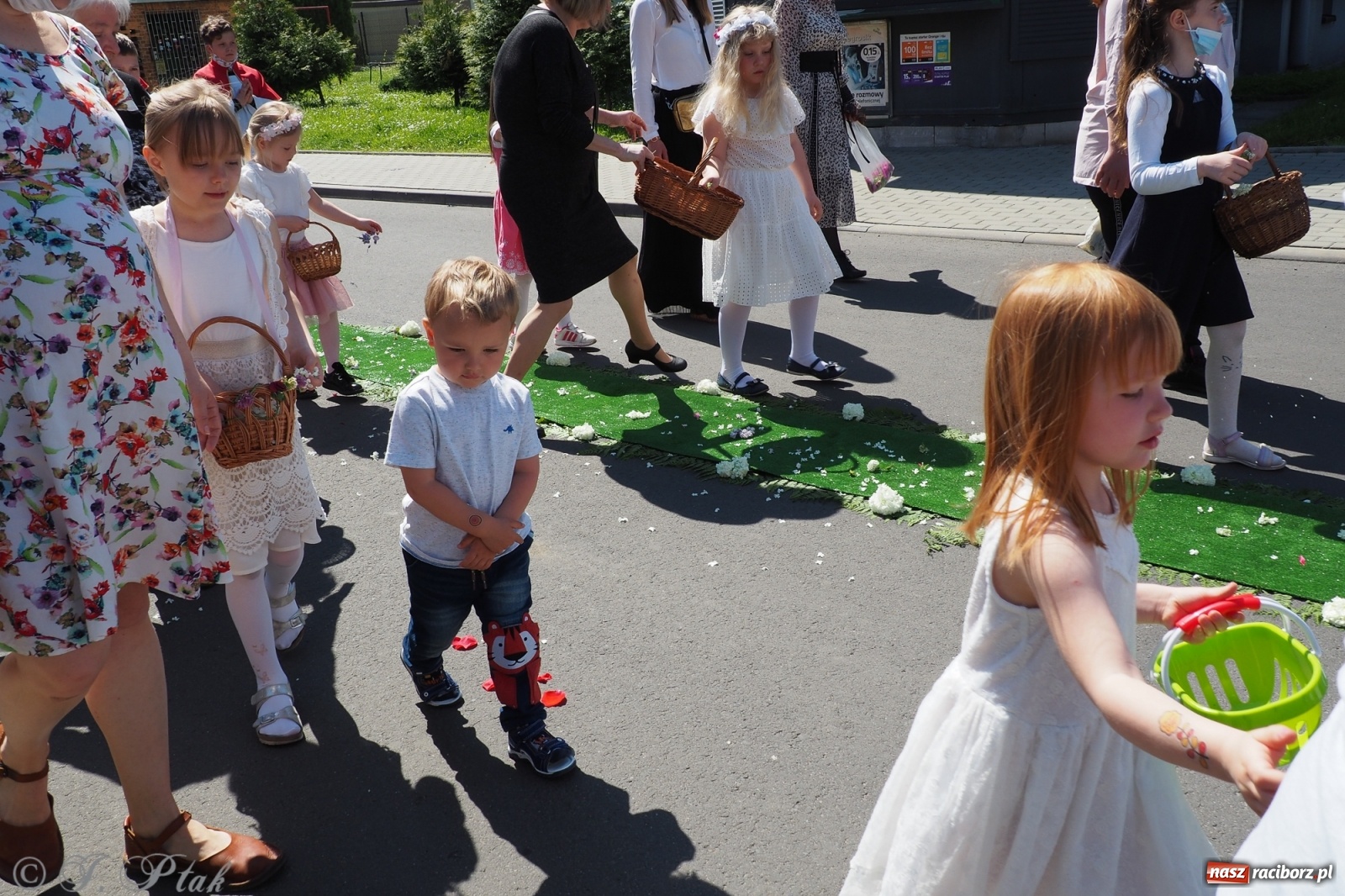 Zdjęcie w galerii na portalu naszraciborz.pl: Słoneczna trasa Bożego Ciała w parafii NSPJ w Raciborzu wiadomości z regionu