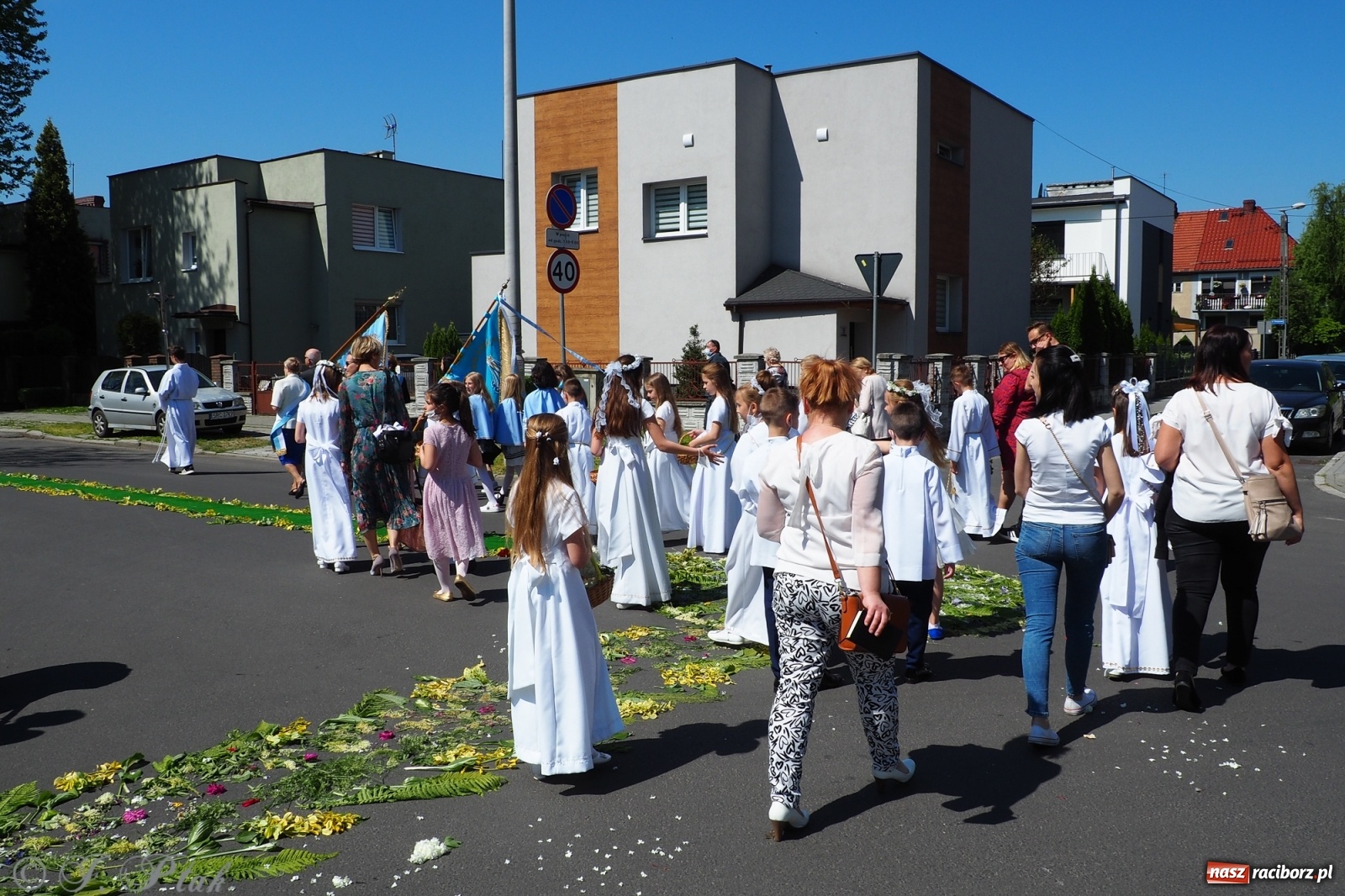 Zdjęcie w galerii na portalu naszraciborz.pl: Słoneczna trasa Bożego Ciała w parafii NSPJ w Raciborzu wiadomości z regionu