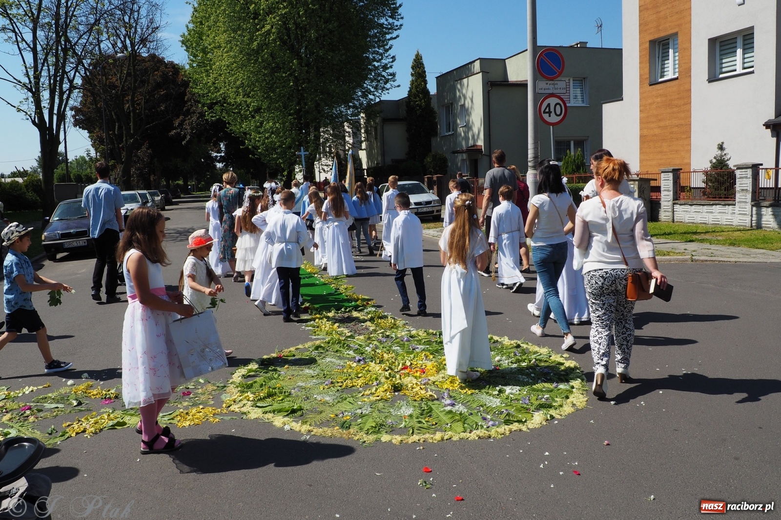 Zdjęcie w galerii na portalu naszraciborz.pl: Słoneczna trasa Bożego Ciała w parafii NSPJ w Raciborzu wiadomości z regionu