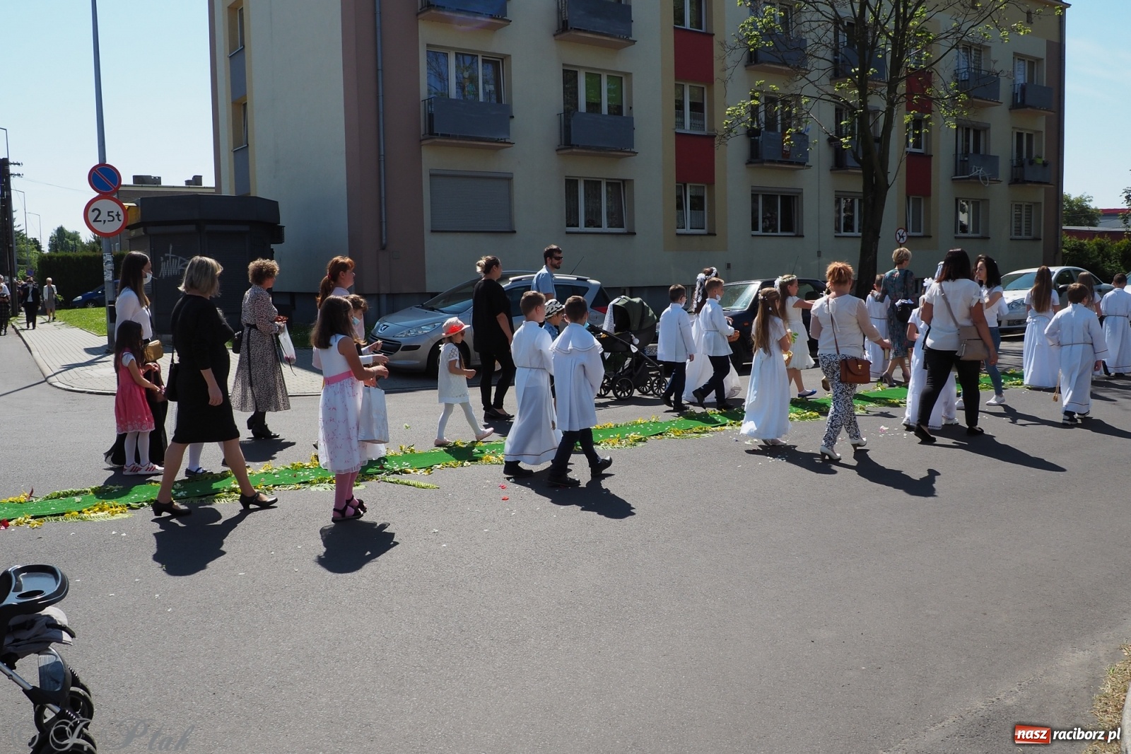 Zdjęcie w galerii na portalu naszraciborz.pl: Słoneczna trasa Bożego Ciała w parafii NSPJ w Raciborzu wiadomości z regionu