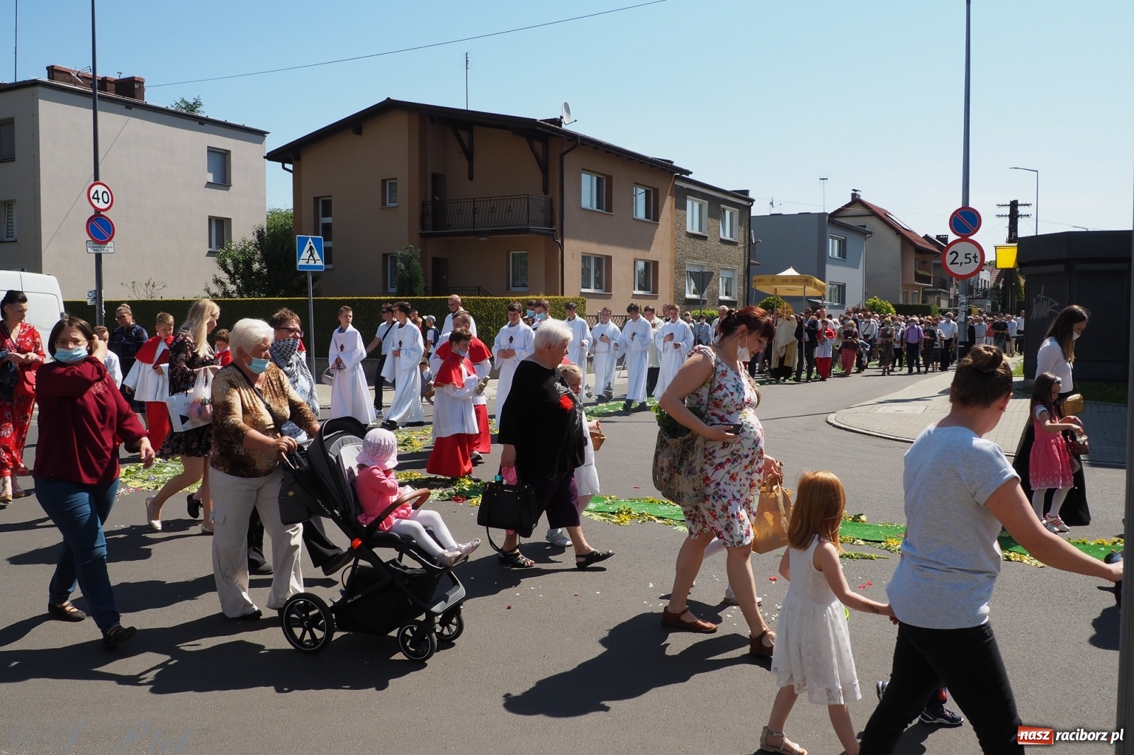 Zdjęcie w galerii na portalu naszraciborz.pl: Słoneczna trasa Bożego Ciała w parafii NSPJ w Raciborzu wiadomości z regionu