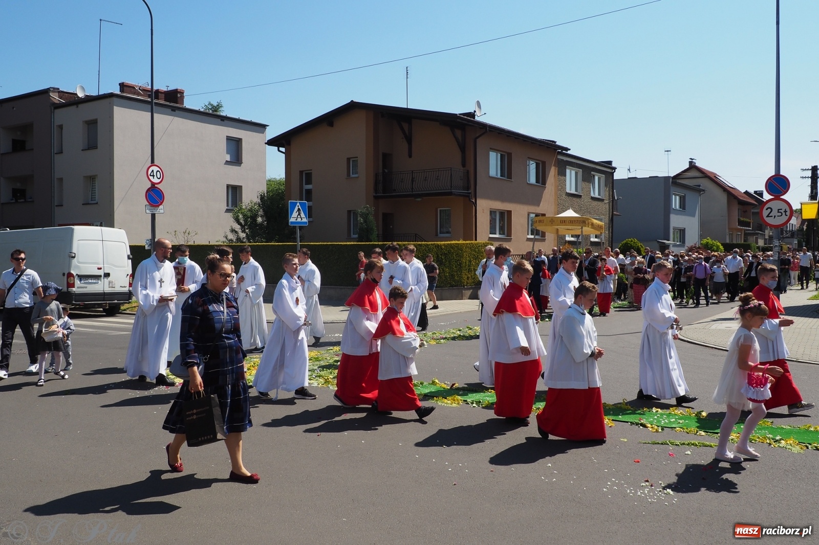 Zdjęcie w galerii na portalu naszraciborz.pl: Słoneczna trasa Bożego Ciała w parafii NSPJ w Raciborzu wiadomości z regionu
