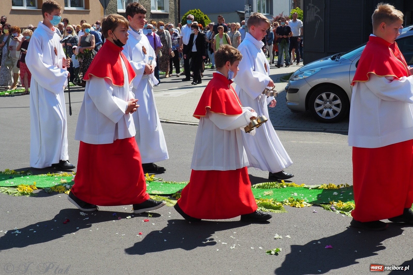 Zdjęcie w galerii na portalu naszraciborz.pl: Słoneczna trasa Bożego Ciała w parafii NSPJ w Raciborzu wiadomości z regionu