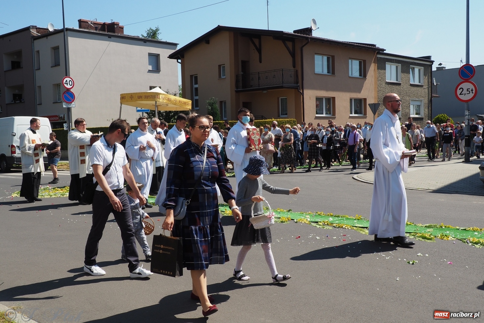 Zdjęcie w galerii na portalu naszraciborz.pl: Słoneczna trasa Bożego Ciała w parafii NSPJ w Raciborzu wiadomości z regionu