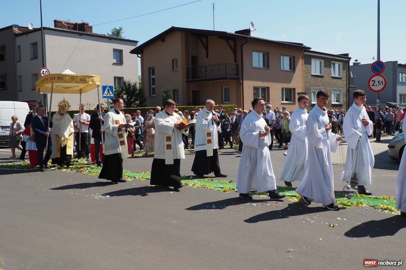 Zdjęcie w galerii na portalu naszraciborz.pl: Słoneczna trasa Bożego Ciała w parafii NSPJ w Raciborzu wiadomości z regionu