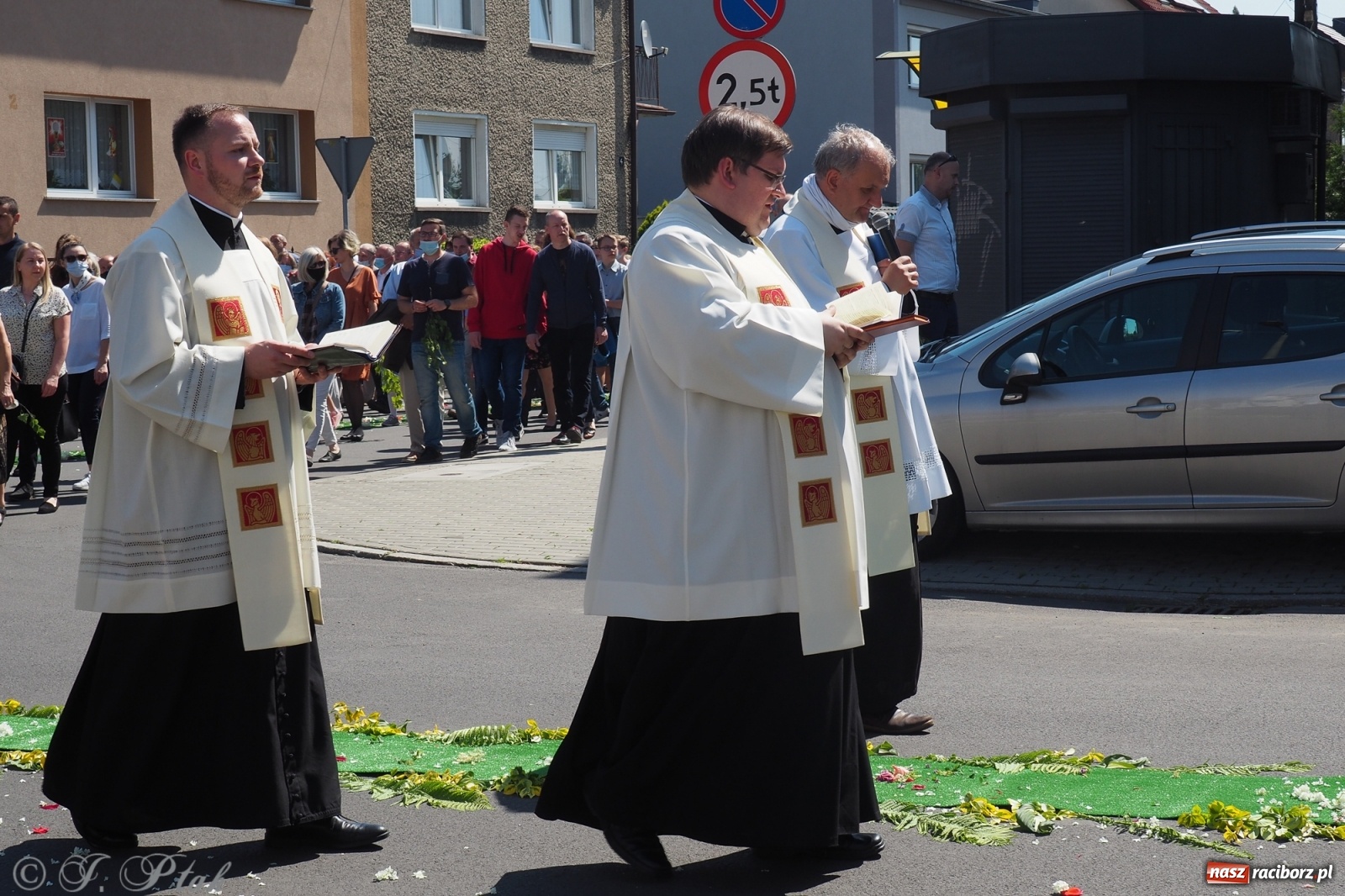 Zdjęcie w galerii na portalu naszraciborz.pl: Słoneczna trasa Bożego Ciała w parafii NSPJ w Raciborzu wiadomości z regionu