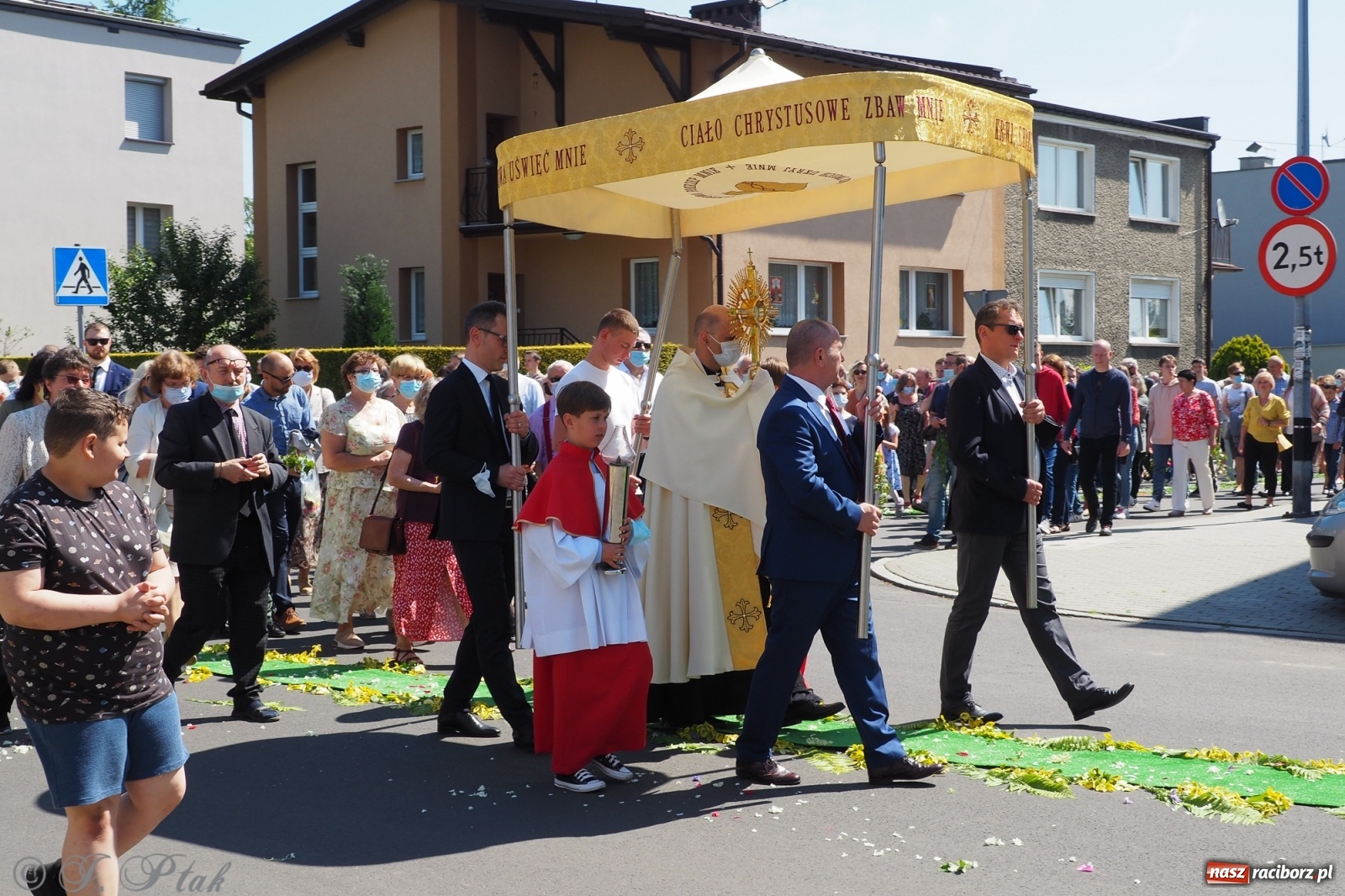 Zdjęcie w galerii na portalu naszraciborz.pl: Słoneczna trasa Bożego Ciała w parafii NSPJ w Raciborzu wiadomości z regionu